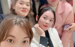 迪士尼关闭前数千游客冒雨涌入